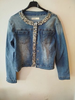 Chaqueta vaquera con pedrería y perlas