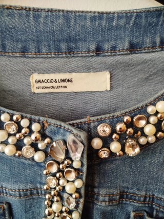 Chaqueta vaquera con pedrería y perlas
