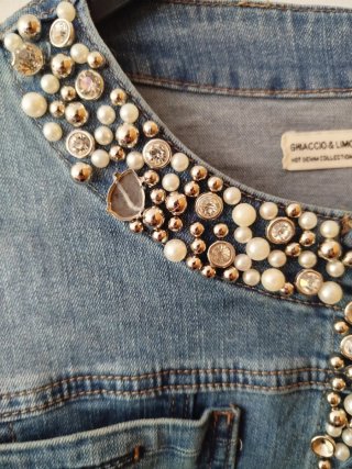 Chaqueta vaquera con pedrería y perlas