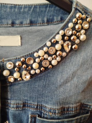 Chaqueta vaquera con pedrería y perlas