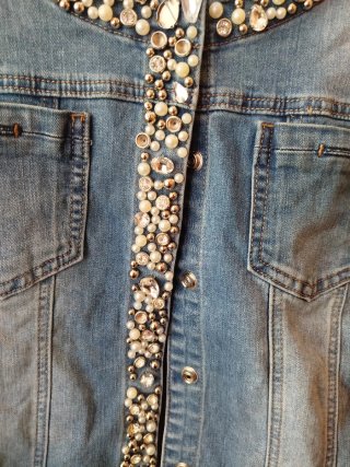 Chaqueta vaquera con pedrería y perlas