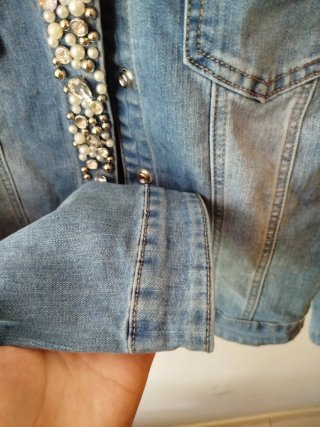 Chaqueta vaquera con pedrería y perlas