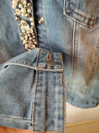 Chaqueta vaquera con pedrería y perlas