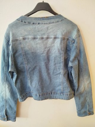 Chaqueta vaquera con pedrería y perlas