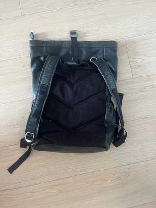 Mochila de cuero negra