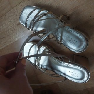 Sandalias doradas ASOS DESIGN plataforma