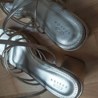 Sandalias doradas ASOS DESIGN plataforma