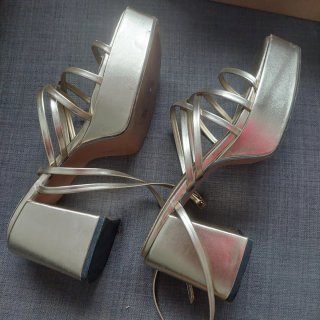 Sandalias doradas ASOS DESIGN plataforma