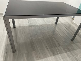 Mesa cristal y metal