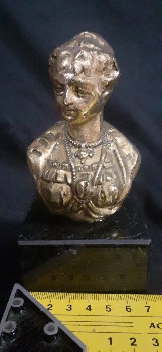 Figura antigua de dama en bronce. Busto antiguo.