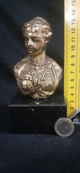 Figura antigua de dama en bronce. Busto antiguo.