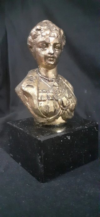 Figura antigua de dama en bronce. Busto antiguo.