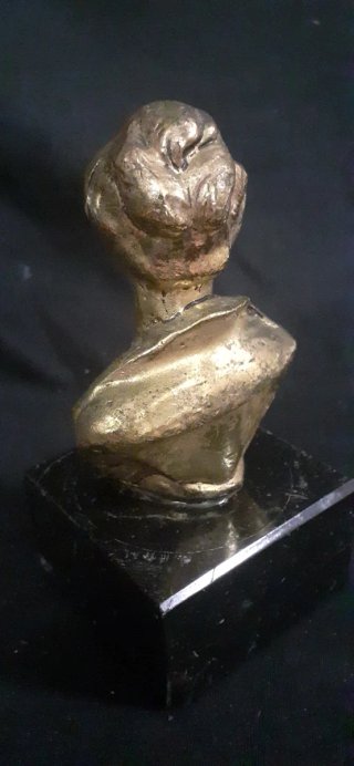 Figura antigua de dama en bronce. Busto antiguo.