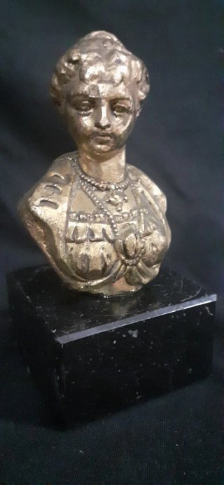 Figura antigua de dama en bronce. Busto antiguo.