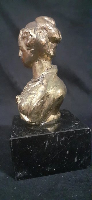 Figura antigua de dama en bronce. Busto antiguo.