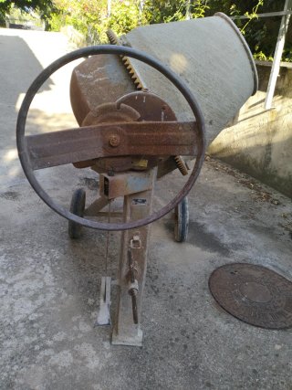 Hormigonera marca Umacom Eléctrica grande