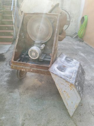 Hormigonera marca Umacom Eléctrica grande