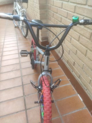 Bicicleta BMX infantil roja