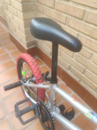 Bicicleta BMX infantil roja