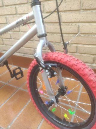 Bicicleta BMX infantil roja