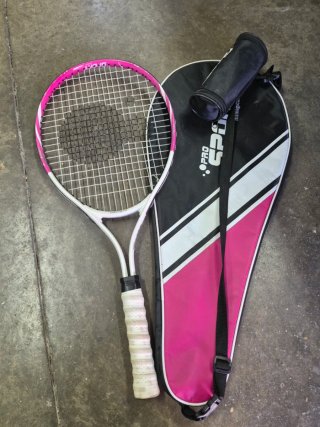 Raqueta de tenis con funda