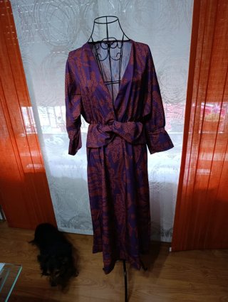 Vestido morado con estampado naranja