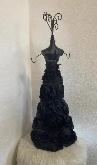 Joyero negro con forma de vestido