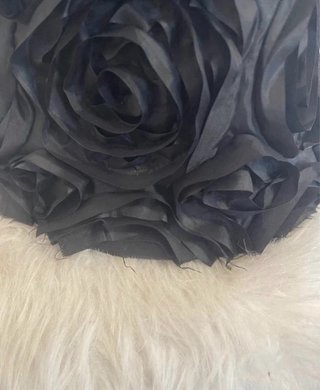 Joyero negro con forma de vestido