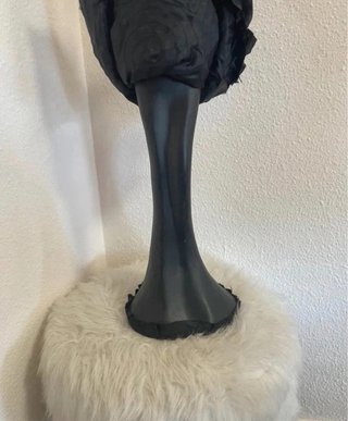 Joyero negro con forma de vestido