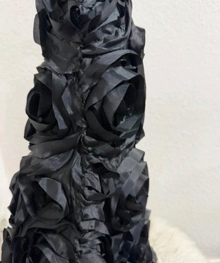 Joyero negro con forma de vestido