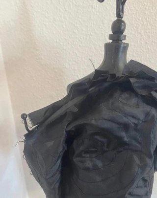 Joyero negro con forma de vestido