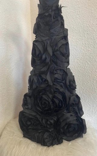 Joyero negro con forma de vestido