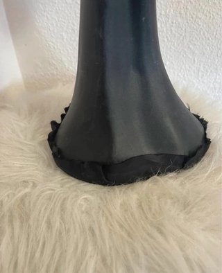 Joyero negro con forma de vestido