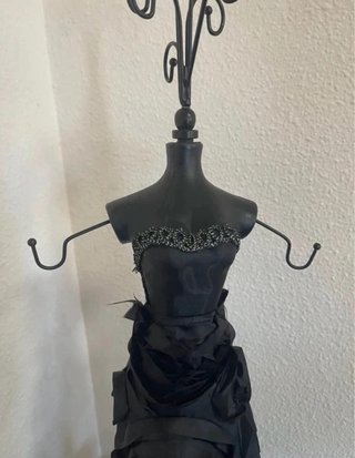 Joyero negro con forma de vestido