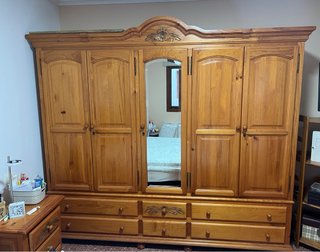 Ropero de madera con espejo