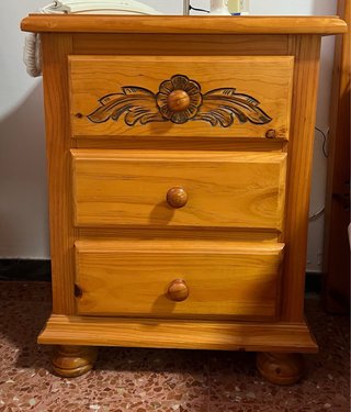 Ropero de madera con espejo