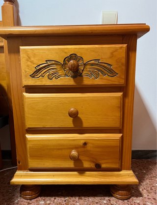 Ropero de madera con espejo