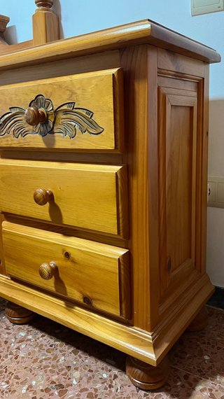 Ropero de madera con espejo
