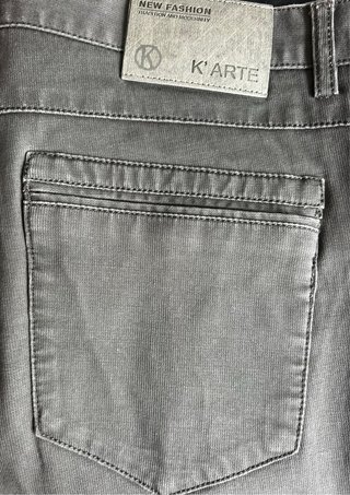 Pantalón vaquero gris.