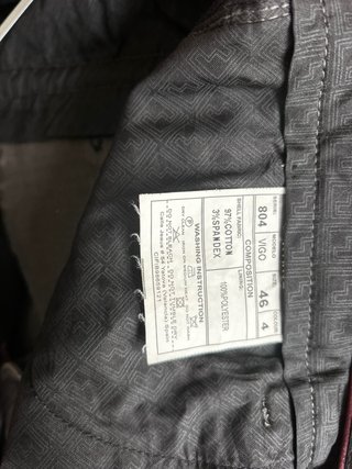 Pantalón vaquero gris.