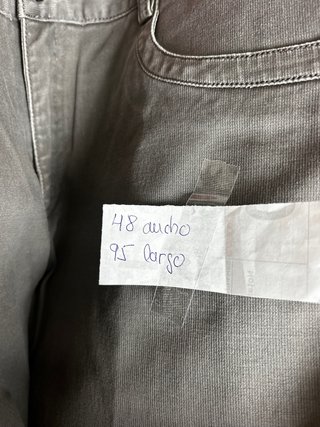 Pantalón vaquero gris.
