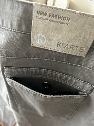 Pantalón vaquero gris.