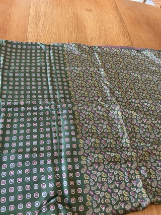 Pañuelo seda estampado verde y morado. Seda. Nuevo