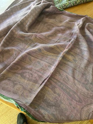 Pañuelo seda estampado verde y morado. Seda. Nuevo