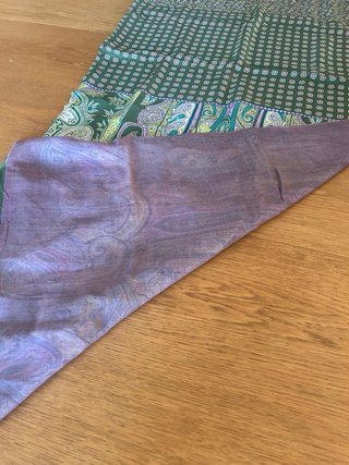Pañuelo seda estampado verde y morado. Seda. Nuevo