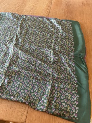 Pañuelo seda estampado verde y morado. Seda. Nuevo