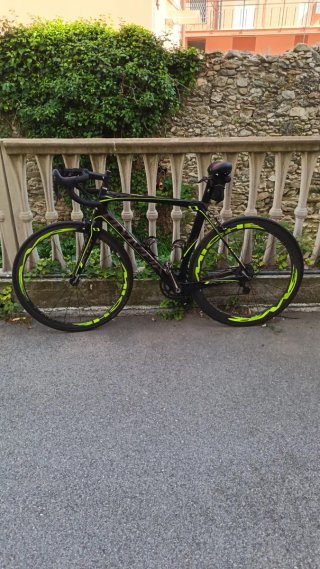 Bici da Corsa Nera e Gialla