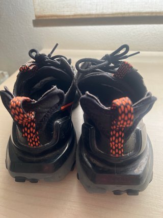 Zapatillas Nike Negras con detalles Naranja
