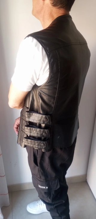 Chaleco de cuero negro con cremallera