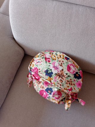 Mochila floral con cremallera. Nueva sin etiqueta